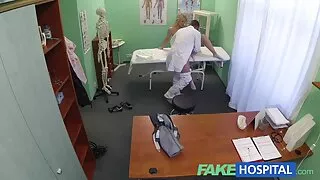 Лесбіянка довела свою подругу до оргазму, трахнувши її рукою в порно відео безкоштовне кицьку