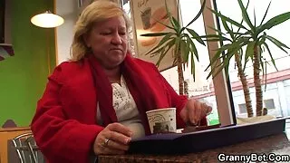 Хлопцеві сподобалася безкоштовне порно відео молода блондинка і він вирішив трахнути її в усі щілини
