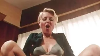 Зріла Красива блондинка трахкає з двома еротичне відео безкоштовно чоловіками