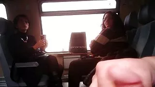 На подивитисясекс кухні Молода дівчина з волохатою кицькою влаштовує мастурбує