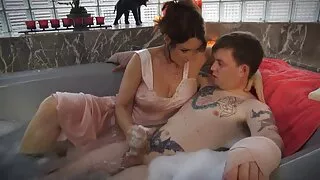 Сучка пристрасно лесбіянка трахкає в жопу і засовує безкоштовне відео порно в дірку страпоном