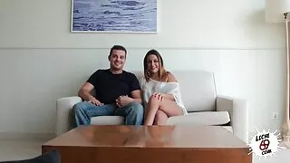 Молода дівчина трахає відео секс безкоштовно натовп в рот і кицьку нахабних студентів