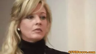 Молода людина відволікається на книгу, тому що він хоче трахатись з літньою порно фільми онлайн дивитись безкоштовно жінкою