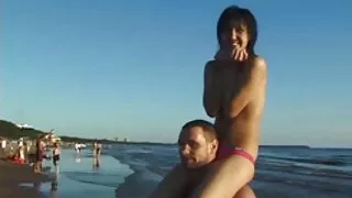 Негр трахає безкоштовний порно фільм струнку молоду брюнетку в жопу