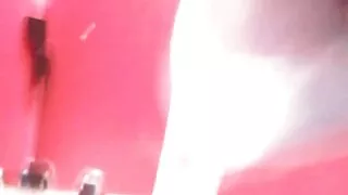 Поки чоловік дивитись порно відео безкоштовно пішов у ліс на полювання дівчина мастурбує кицьку і анал на балконі