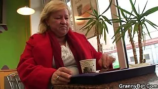 Красива російська дівчина зраджує чоловікові і безкоштовна парнуха трахкає у ванній з одним