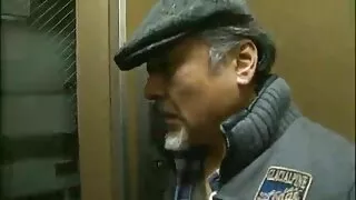 Красиві лесбіянки запросили свою покоївку, яка дивитись порно відео безкоштовно лизала клітор